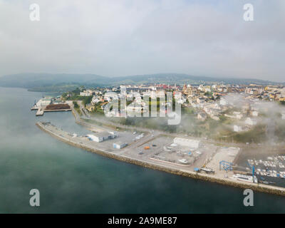 Luftaufnahme auf dos Santos Brücke bei Nebel und die Bucht. In der Nähe von Ribadeo im Norden Spaniens Stockfoto