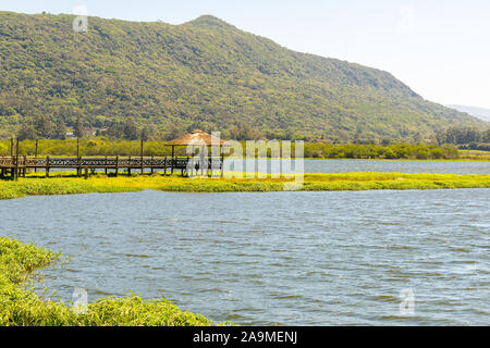 Einen Anlegeplatz und darüber einen Kiosk in der Lagune bar von Osorio Stadt, RS, Brasilien. Küstentourismus Region in Südamerika. Stockfoto