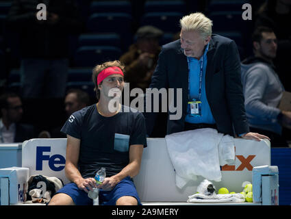 London, Großbritannien. 15 Nov, 2019. Ehemalige deutsche Tennisspieler Boris Becker mit Alexander ZVEREV (Deutschland) während der Praxis Sitzung während der NITTO ATP-Finale Tennis London Tag 6 Am O2, London, England am 15. November 2019. Foto von Andy Rowland. Credit: PRiME Media Images/Alamy leben Nachrichten Stockfoto