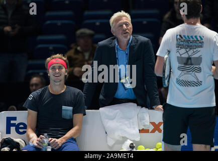 London, Großbritannien. 15 Nov, 2019. Ehemalige deutsche Tennisspieler Boris Becker mit Alexander ZVEREV (Deutschland) während der Praxis Sitzung während der NITTO ATP-Finale Tennis London Tag 6 Am O2, London, England am 15. November 2019. Foto von Andy Rowland. Credit: PRiME Media Images/Alamy leben Nachrichten Stockfoto
