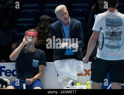 London, Großbritannien. 15 Nov, 2019. Ehemalige deutsche Tennisspieler Boris Becker mit Alexander ZVEREV (Deutschland) während der Praxis Sitzung während der NITTO ATP-Finale Tennis London Tag 6 Am O2, London, England am 15. November 2019. Foto von Andy Rowland. Credit: PRiME Media Images/Alamy leben Nachrichten Stockfoto