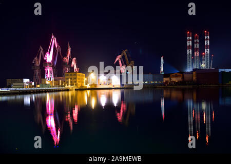 Nacht von bunten Lichtern auf der Werft Kräne im Hafen von Pula, Kroatien Stockfoto