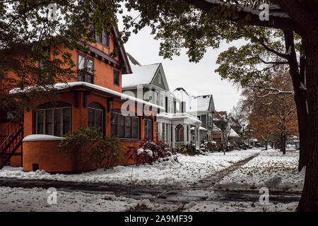 Wohnhäuser und Bürgersteig nach einem Schneefall Stockfoto