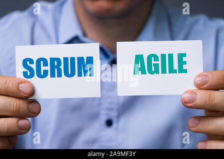 Mann zeigt Karten mit Scrum und agile Text Stockfoto