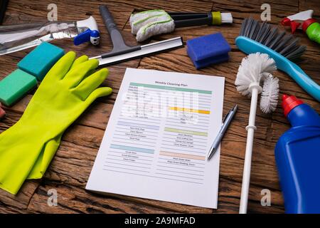 Close-up verschiedener Reinigungsmittel um wöchentliche Reinigung Plan Form mit Stift Stockfoto