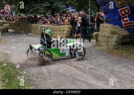 Gravity Racing Team Goljatti soapbox Racer in Aktion bei Red Bull Mäkiauto GP (Red Bull Seifenkistenrennen) 2019 in Tähtitorninmäki, Helsinki, Finnland Stockfoto