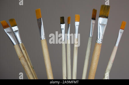 Verschiedene Pinsel auf dem grauen Hintergrund. Künstler Pinsel eingestellt. Stockfoto