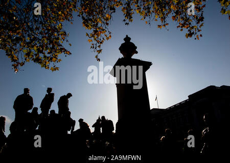 Silhouetten von Menschen standen an der Wand der Wachablösung am Buckingham Palace in London zu sehen Stockfoto