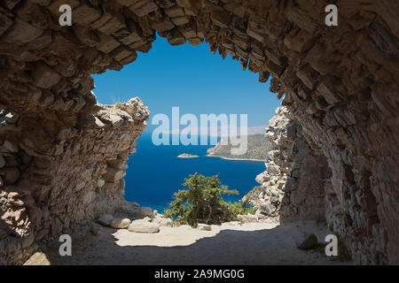 Blick auf das Meer Küste von Ruinen der Zisterne in Faliraki, Rhodos, Griechenland Stockfoto