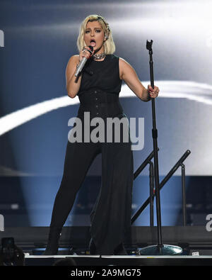 Sunrise, FL, USA. 15 Nov, 2019. Bebe Rexha führt auf dem BB&T Center während der Jonas Brothers "Glück beginnt Tour" am 15. November 2019 in Sunrise, Florida. Quelle: MPI04/Medien Punch/Alamy leben Nachrichten Stockfoto