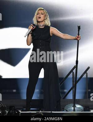 Sunrise, FL, USA. 15 Nov, 2019. Bebe Rexha führt auf dem BB&T Center während der Jonas Brothers "Glück beginnt Tour" am 15. November 2019 in Sunrise, Florida. Quelle: MPI04/Medien Punch/Alamy leben Nachrichten Stockfoto