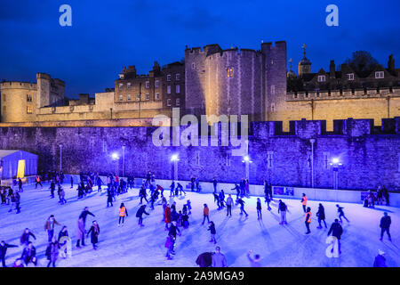 Tower of London, London, Großbritannien, 16. November 2019. Die Menschen genießen den frühen festliche Atmosphäre, Skaten und dramatischen Hintergrund am Eröffnungsabend und drücken Sie die Taste weekend der Tower von London Eisbahn, auf dem Gelände der historischen Burg und Festung im Herzen der City von London. Die Eisbahn ist von Nov. 16 bis Jan. 05. Credit: Imageplotter/Alamy leben Nachrichten Stockfoto