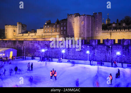 Tower of London, London, Großbritannien, 16. November 2019. Die Menschen genießen den frühen festliche Atmosphäre, Skaten und dramatischen Hintergrund am Eröffnungsabend und drücken Sie die Taste weekend der Tower von London Eisbahn, auf dem Gelände der historischen Burg und Festung im Herzen der City von London. Die Eisbahn ist von Nov. 16 bis Jan. 05. Credit: Imageplotter/Alamy leben Nachrichten Stockfoto