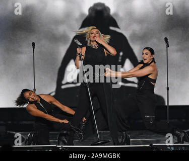 SUNRISE FL - 15. NOVEMBER: Bebe Rexha führt auf dem BB&T Center während der Jonas Brothers "Glück beginnt Tour" am 15. November 2019 in Sunrise, Florida. Quelle: MPI04/MediaPunch Stockfoto