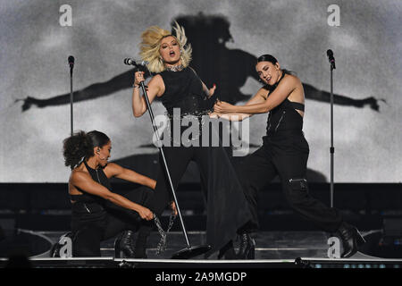 Sunrise, FL, USA. 15 Nov, 2019. Bebe Rexha führt auf dem BB&T Center während der Jonas Brothers "Glück beginnt Tour" am 15. November 2019 in Sunrise, Florida. Quelle: MPI04/Medien Punch/Alamy leben Nachrichten Stockfoto