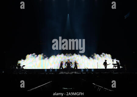 Sunrise, FL, USA. 15 Nov, 2019. Bebe Rexha führt auf dem BB&T Center während der Jonas Brothers "Glück beginnt Tour" am 15. November 2019 in Sunrise, Florida. Quelle: MPI04/Medien Punch/Alamy leben Nachrichten Stockfoto