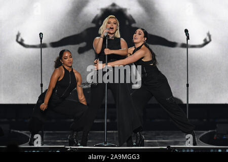 Sunrise, FL, USA. 15 Nov, 2019. Bebe Rexha führt auf dem BB&T Center während der Jonas Brothers "Glück beginnt Tour" am 15. November 2019 in Sunrise, Florida. Quelle: MPI04/Medien Punch/Alamy leben Nachrichten Stockfoto
