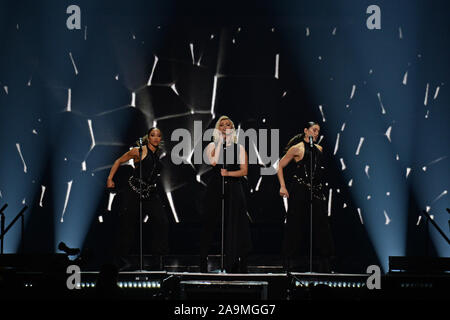 Sunrise, FL, USA. 15 Nov, 2019. Bebe Rexha führt auf dem BB&T Center während der Jonas Brothers "Glück beginnt Tour" am 15. November 2019 in Sunrise, Florida. Quelle: MPI04/Medien Punch/Alamy leben Nachrichten Stockfoto