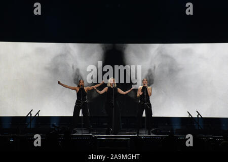 Sunrise, FL, USA. 15 Nov, 2019. Bebe Rexha führt auf dem BB&T Center während der Jonas Brothers "Glück beginnt Tour" am 15. November 2019 in Sunrise, Florida. Quelle: MPI04/Medien Punch/Alamy leben Nachrichten Stockfoto
