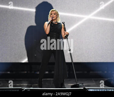 Sunrise, FL, USA. 15 Nov, 2019. Bebe Rexha führt auf dem BB&T Center während der Jonas Brothers "Glück beginnt Tour" am 15. November 2019 in Sunrise, Florida. Quelle: MPI04/Medien Punch/Alamy leben Nachrichten Stockfoto