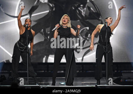 Sunrise, FL, USA. 15 Nov, 2019. Bebe Rexha führt auf dem BB&T Center während der Jonas Brothers "Glück beginnt Tour" am 15. November 2019 in Sunrise, Florida. Quelle: MPI04/Medien Punch/Alamy leben Nachrichten Stockfoto