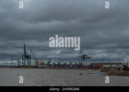 Montevideo, Uruguay. 19. September 2007. Blick auf den Containerhafen oder Container Terminal, Terminal Cuenca del Plata (TCP), entlang der Bucht von Montevideo, der Küstenlinie in Ciudad Vieja Nachbarschaft / Bezirk im ältesten Teil der Stadt Montevideo, Uruguay. Stockfoto