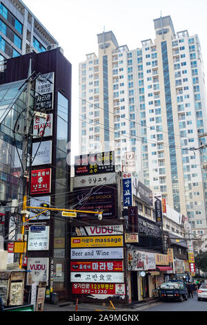 SEOUL, Südkorea - NOVEMBER 1, 2019: Geschäfte und Wohnhäuser im Seocho Distrikt der Stadt Seoul im Herbst morgen. Seoul besondere Stadt ist der Kopf Stockfoto