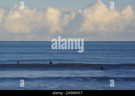 Drei Surfer in der Nordsee Auf einer Winter Abend. Strand von Aberdeen, Schottland, Großbritannien. Stockfoto