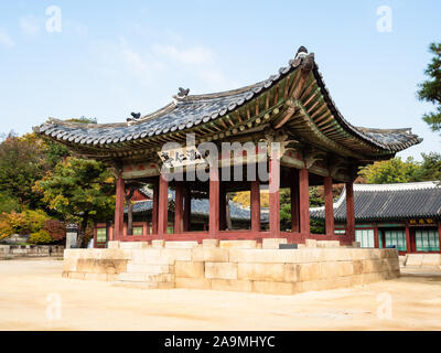 SEOUL, Südkorea - 31. OKTOBER 2019: Haminjeong Pavillon in Changgyeong Palace in Seoul Stadt. Der Palast wurde in der Mitte des 15. Jahrhunderts gebaut und es wa Stockfoto