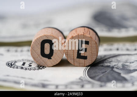 Quantitative Lockerung Buchstaben auf US-Dollarnoten Stockfoto