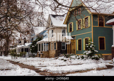 Ruhige Wohnstraße nach einem Herbst Schneefall Stockfoto