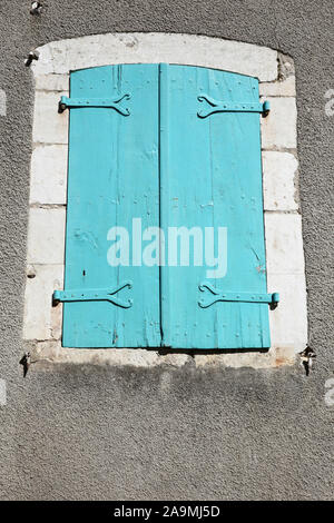 Französische Fenster mit Fensterläden geschlossen Türkis, Frankreich Stockfoto