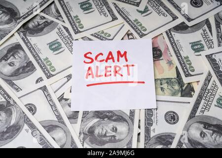 Hintergrund Der Dollarscheine mit Scam Alert Text mit Markierung auf Briefpapier Stockfoto