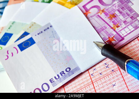 Lotterie Konzept mit Euro-bargeld als Hintergrund Stockfoto