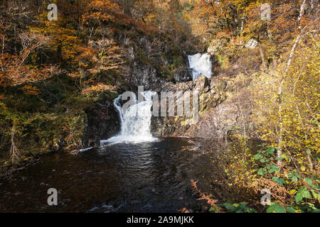 Die Doppelzimmer Wasserfall von Eas-Chia-aig zwischen Lochy Lochy und Loch Arkaig, in Lochaber, Schottland. 04. November 2019 Stockfoto