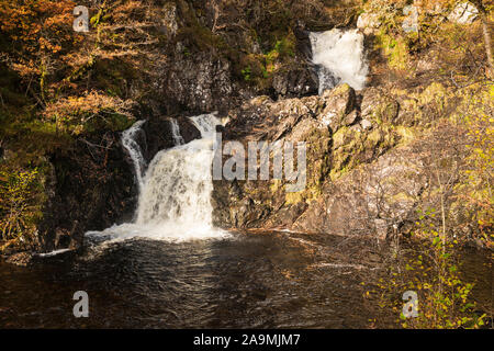 Die Doppelzimmer Wasserfall von Eas-Chia-aig zwischen Lochy Lochy und Loch Arkaig, in Lochaber, Schottland. 04. November 2019 Stockfoto