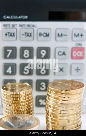 Taschenrechner mit Euro-münzen close-up Hintergrund Stockfoto