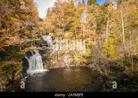 Die Doppelzimmer Wasserfall von Eas-Chia-aig zwischen Lochy Lochy und Loch Arkaig, in Lochaber, Schottland. 04. November 2019 Stockfoto