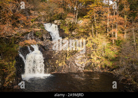 Die Doppelzimmer Wasserfall von Eas-Chia-aig zwischen Lochy Lochy und Loch Arkaig, in Lochaber, Schottland. 04. November 2019 Stockfoto