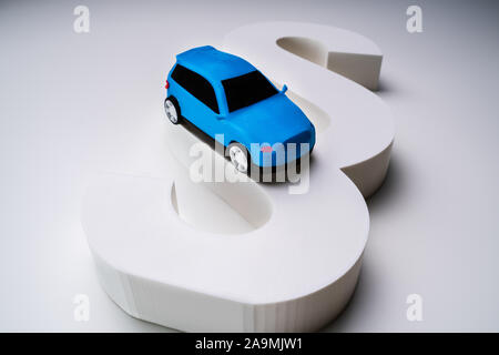 Hohe Betrachtungswinkel und einer blauen Miniatur Modell auf weißem Absatz Zeichen isoliert Stockfoto