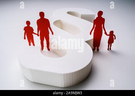 Nahaufnahme einer roten Papier Ausschnitt einer getrennten Familie mit weißen Absatz Zeichen Stockfoto