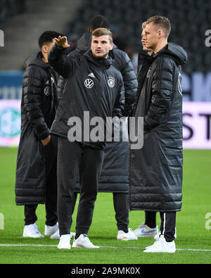 Borussia Mönchengladbach, Deutschland. 16 Nov, 2019. Timo Werner (Deutschland) und Torwart Bernd Leno (Deutschland) vor dem Spiel auf dem Spielfeld. GES/fussball/EURO-Qualifikation: Deutschland - Weißrussland, 16.11.2019 Fußball: Europäische Qualifier: Deutschland vs Belarus, Borussia Mönchengladbach, 16. November 2019 | Verwendung der weltweiten Kredit: dpa/Alamy leben Nachrichten Stockfoto