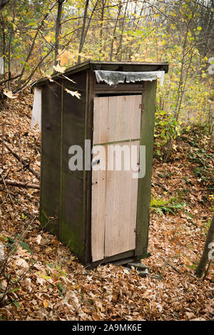 Alte Holz- WC im Wald. Chemische Toilette in den Wald. Wc stand, aufgegeben. Stockfoto