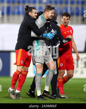 Wales" Gareth Bale (links) und Wayne Hennessey feiern ihren Sieg nach dem Schlusspfiff während der UEFA EURO 2020 Qualifikationsspiel am Bakcell Arena, Baku. Stockfoto