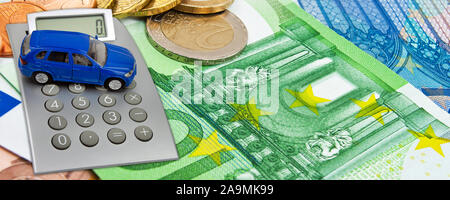 Taschenrechner mit Auto auf Euro cash Hintergrund close-up Stockfoto