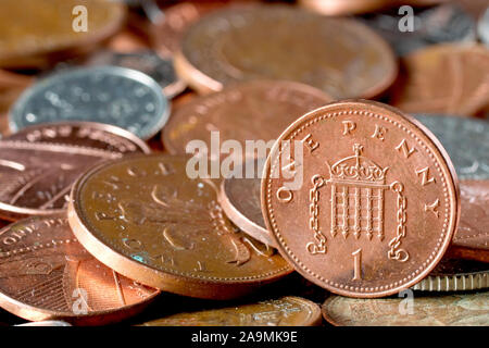 Eine Nahaufnahme Auswahl der niedrigsten Bezeichnung Münzen im Umlauf in Großbritannien, sich auf einen einzigen Penny mit geringer Tiefenschärfe. Stockfoto