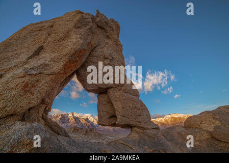 Boot Arch und Lone Pine Peak, Alabama Hills Recreation Area, östlichen Berge der Sierra Nevada, Kalifornien. Stockfoto