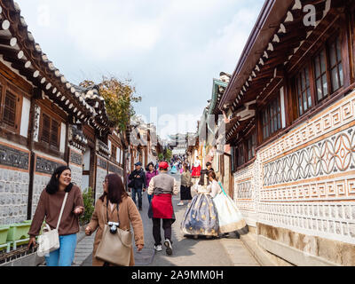 SEOUL, Südkorea - 31. OKTOBER 2019: Touristen zu Fuß in das Dorf Bukchon Hanok in Seoul Stadt auf Herbst Tag. Buchkhon ist eines der alten Viertel der Seo Stockfoto