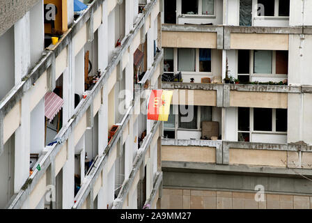 05 November 2019, Brandenburg, Potsdam: eine gelb-rote Flagge mit einem Roten Adler hängt auf dem Balkon eines Mehrfamilienhauses. Foto: Soeren Stache/dpa-Zentralbild/ZB Stockfoto