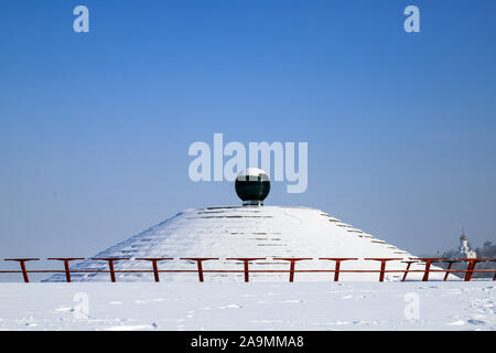 Verschneite Landschaft, Straßen und einer Pyramide im Schnee bedeckt. Stadtbild in Dnipro Stadt, Dnepropetrovsk, Ukraine, Dezember, Januar, Februar Stockfoto